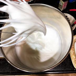 蛋白加入柠檬汁，细砂糖分三次加入打至9分