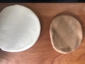 把醒发好的面团擀成圆饼