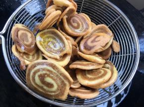 炸至金黄色捞出沥干油分即可