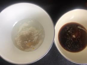 其中一个容器中加入一半酵母和全部的红糖，剩下的酵母和奶粉加入另一个容器中，搅拌均匀