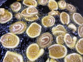 油温七成热时放入面片