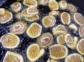 油温七成热时放入面片