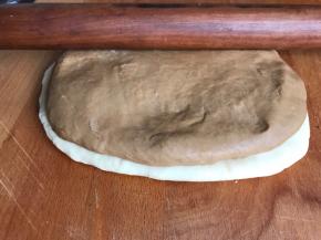 在其中一个面饼上撒上五香粉，再把另一个面饼合上擀成面皮