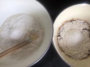 再分别加入面粉搅拌成絮状