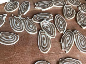 切成薄片，摊开以免粘连