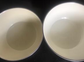 温水分别装入两个容器中