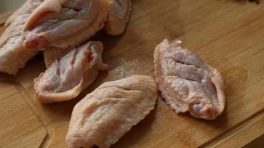 鸡翅洗净 两面割两刀 