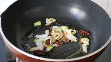 油烧热 放入葱 姜 花椒 八角 香叶 干辣椒煸香