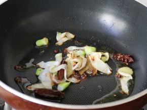 油烧热 放入葱 姜 花椒 八角 香叶 干辣椒煸香