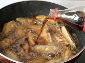 倒入可乐