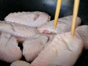 放入鸡翅