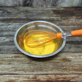 蛋黄蛋白分开，蛋黄放入碗中，加入糖粉色拉油搅拌均匀