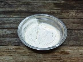 筛入提前混合的泡打粉和面粉