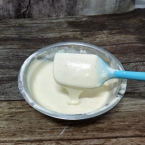 用刮刀切拌均匀