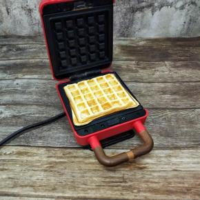 盖上盖子五六分钟，看个人的机器调整，可以开盖观察它的状况，两面金黄就可以了