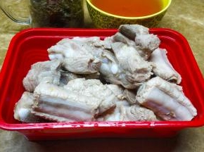 捞出沥干水备用