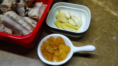 冰糖、姜切片、蒜粒备用
