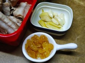 冰糖、姜切片、蒜粒备用