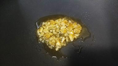 小火融化炒糖色