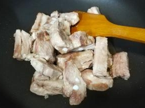 倒入排骨翻炒上色