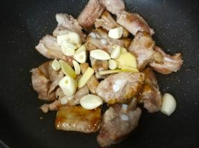 加入蒜粒姜片炒香