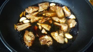 煮开（如喜欢颜色深点，可加入1勺子老抽增色）
