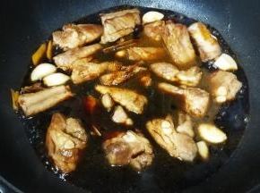 煮开（如喜欢颜色深点，可加入1勺子老抽增色）