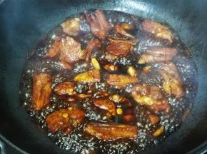 开盖后加入蚝油，再根据个人口味添加盐或糖