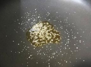 另一锅里热油，放入少许盐、糖