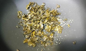 倒入泡过的茶叶