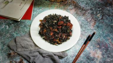趁热将茶叶放在排骨上
