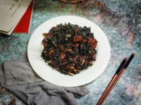 趁热将茶叶放在排骨上