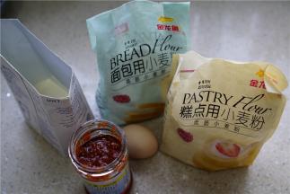这款饼的配料：金龙鱼面包用小麦粉，糕点用小麦粉各50克，淡奶油配清水250克，桂花酱1小匙，鸡蛋1个，玉米油1茶匙