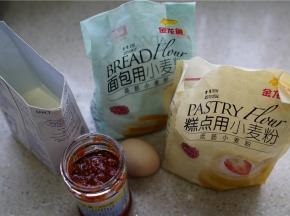 这款饼的配料：金龙鱼面包用小麦粉，糕点用小麦粉各50克，淡奶油配清水250克，桂花酱1小匙，鸡蛋1个，玉米油1茶匙