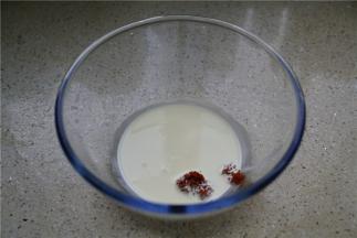 将淡奶油清水桂花酱称配在一起。