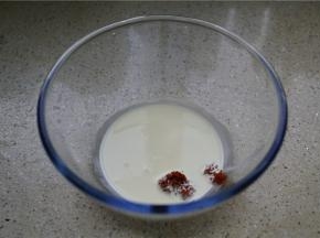 将淡奶油清水桂花酱称配在一起。