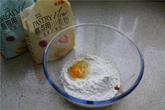 再将鸡蛋及二款面粉配称在里面。