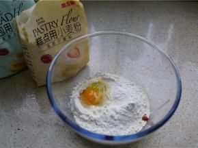 再将鸡蛋及二款面粉配称在里面。