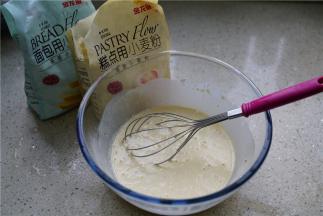 打拌至无干粉状，看着有点稠，又加入了一汤勺的清水。朋友们拌这类中式饼用的面粉，要按实际情况增水或是粉。