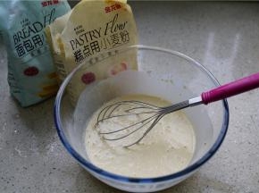 打拌至无干粉状，看着有点稠，又加入了一汤勺的清水。朋友们拌这类中式饼用的面粉，要按实际情况增水或是粉。
