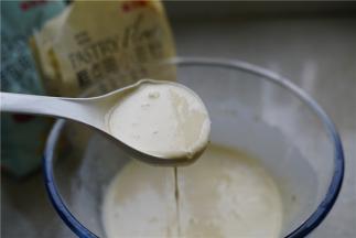 做这样子的蛋饼，朋友们可以看一下，按这样子的稠度就可以。