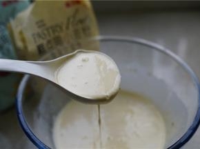 做这样子的蛋饼，朋友们可以看一下，按这样子的稠度就可以。