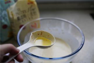 然后再加入1茶匙玉米油，看图片里的玉米油量有点多，其实是下面还有一点面糊。