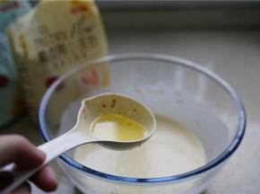 然后再加入1茶匙玉米油，看图片里的玉米油量有点多，其实是下面还有一点面糊。