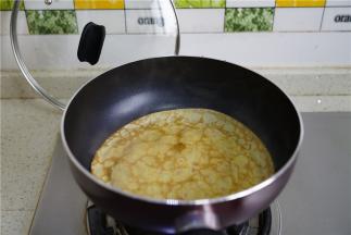 煎烙至双面微微有点焦黄就可以。这样子出锅就可以吃到软嫩香香的蛋饼，适合年龄比较少的孩子或是牙口不好的老人。