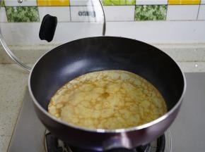 煎烙至双面微微有点焦黄就可以。这样子出锅就可以吃到软嫩香香的蛋饼，适合年龄比较少的孩子或是牙口不好的老人。