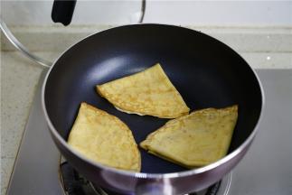 喜欢口感丰富一点的朋友，可以将蛋饼叠好，然后回锅重新小火煎烙至表面脆香，这样子外面脆脆的，里面还是嫩嫩的哦。