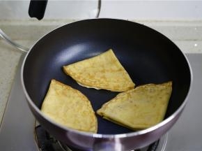 喜欢口感丰富一点的朋友，可以将蛋饼叠好，然后回锅重新小火煎烙至表面脆香，这样子外面脆脆的，里面还是嫩嫩的哦。