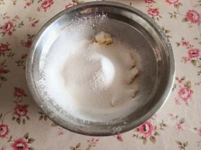 1.	准备好所需要的酥皮材料，全部准确称重，黄油室温软化，筛入低筋面粉，再筛入糖粉，用手抓匀，