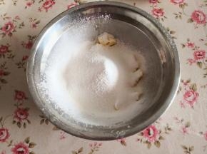 1.	准备好所需要的酥皮材料，全部准确称重，黄油室温软化，筛入低筋面粉，再筛入糖粉，用手抓匀，